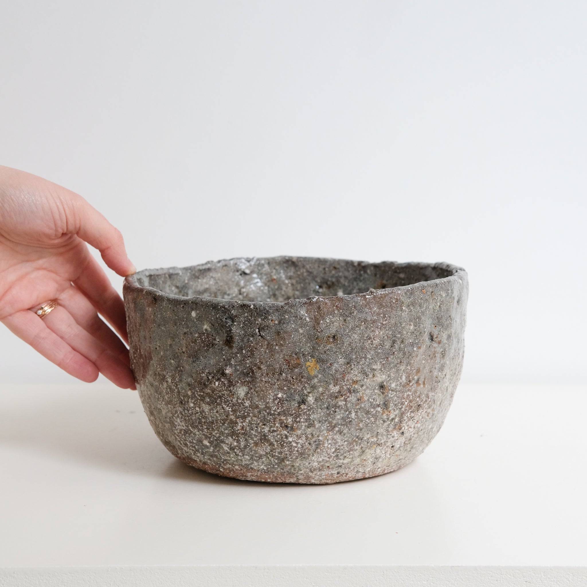 Saladier en terre glanée D 21,5cm - Vert-Gris par Potry chez Brutal Ceramics
