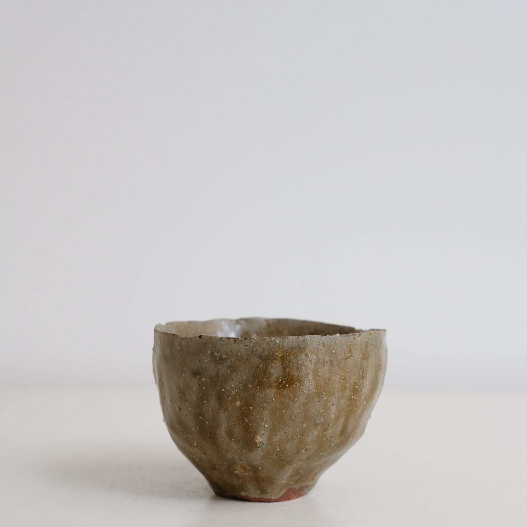 Tasse en terre glanée D 80cm - Vert kaki par Potry chez Brutal Ceramics