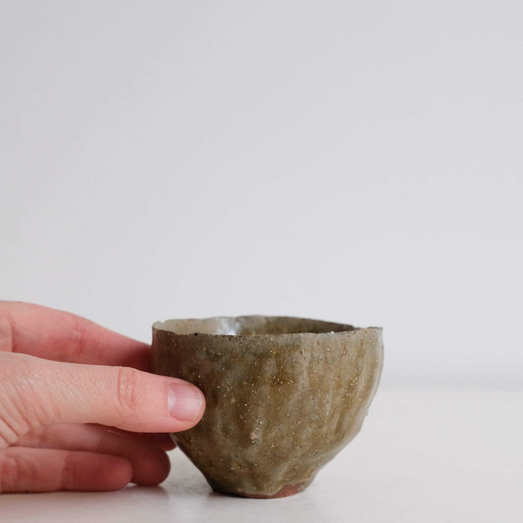 Tasse en terre glanée D 80cm - Vert kaki par Potry chez Brutal Ceramics