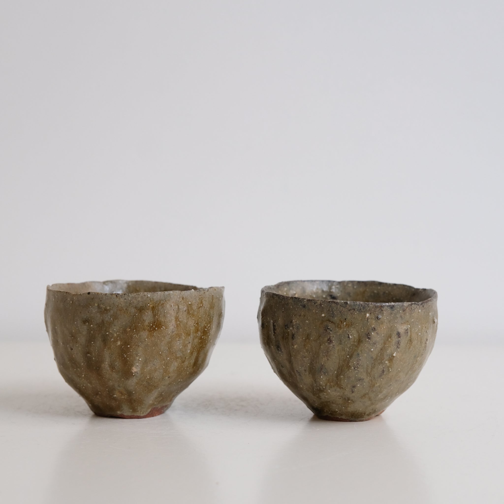 Tasse en terre glanée D 80cm - Vert kaki par Potry chez Brutal Ceramics