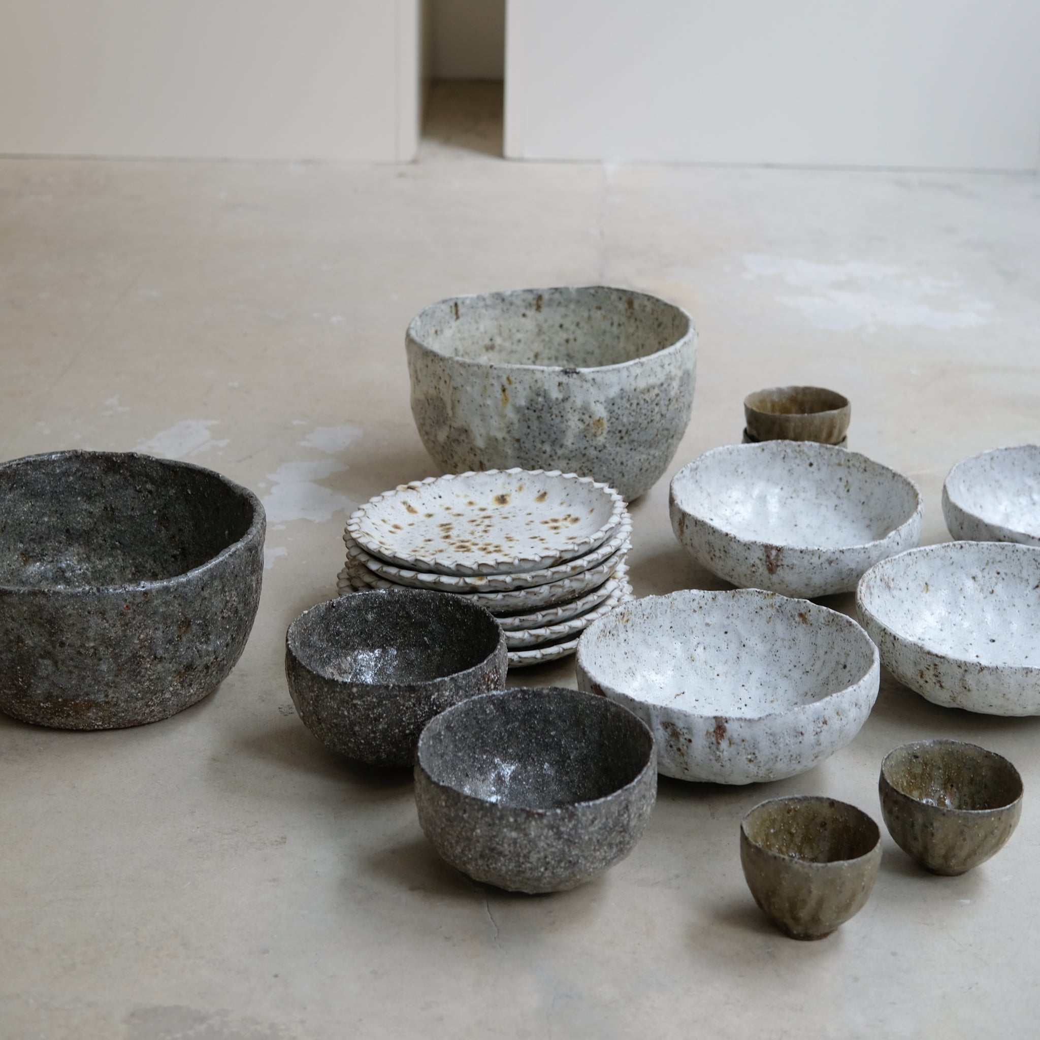 Saladier en terre glanée D 21,5cm - Vert-Gris par Potry chez Brutal Ceramics