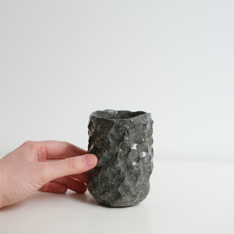 Tasse en terre du Fuilet 230 ml - Gris Vert de Marie Hulbert chez Brutal Ceramics