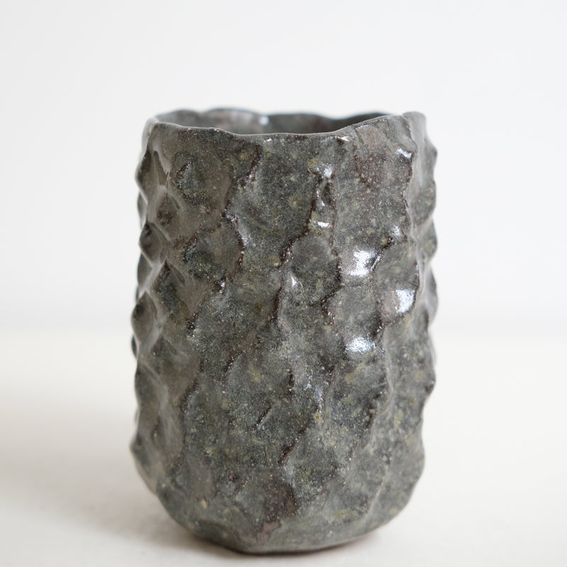 Tasse en terre du Fuilet 230 ml - Gris Vert de Marie Hulbert chez Brutal Ceramics