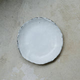 Assiette en terre du Fuilet D 21,5cm - Blanc satiné - Blanc satiné de Marie Hulbert chez Brutal Ceramics