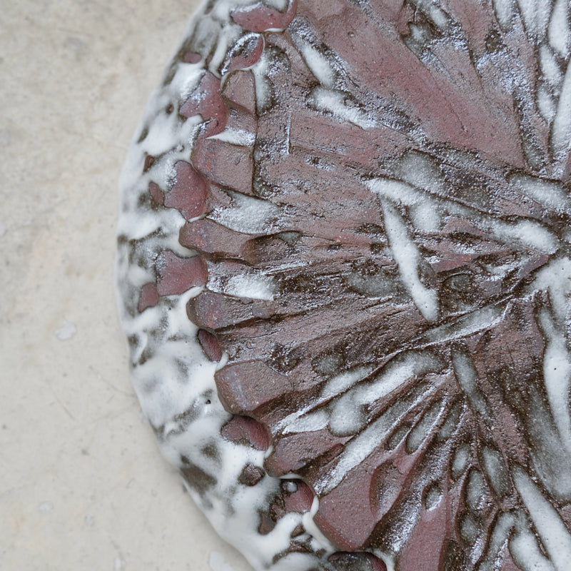 Assiette en terre du Fuilet D 21,5cm - Blanc satiné - Blanc satiné de Marie Hulbert chez Brutal Ceramics