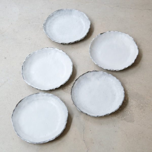 Assiette en terre du Fuilet D 21,5cm - Blanc satiné - Blanc satiné de Marie Hulbert chez Brutal Ceramics