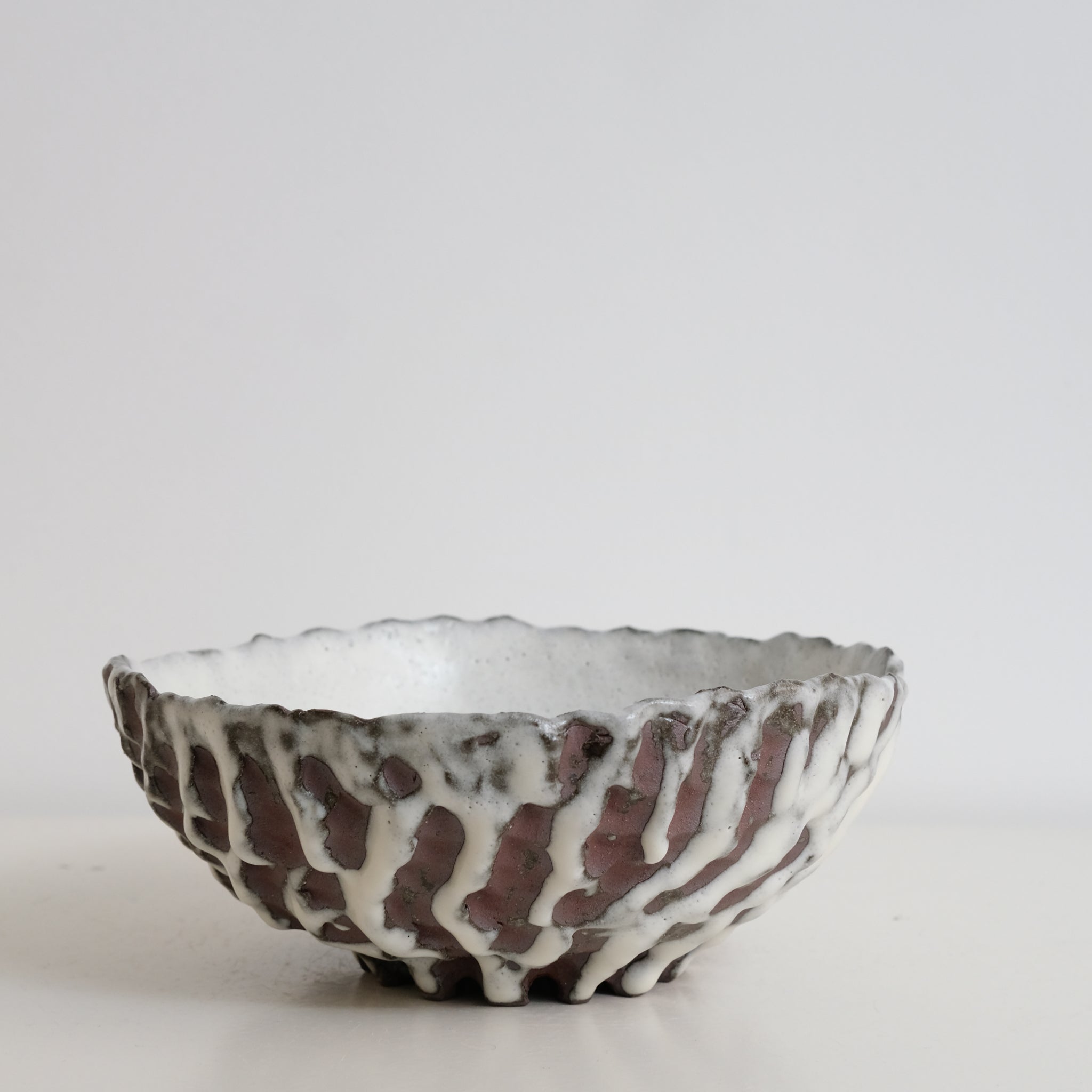 Assiette creuse en terre du Fuilet D 20cm - Blanc satiné de Marie Hulbert chez Brutal Ceramics
