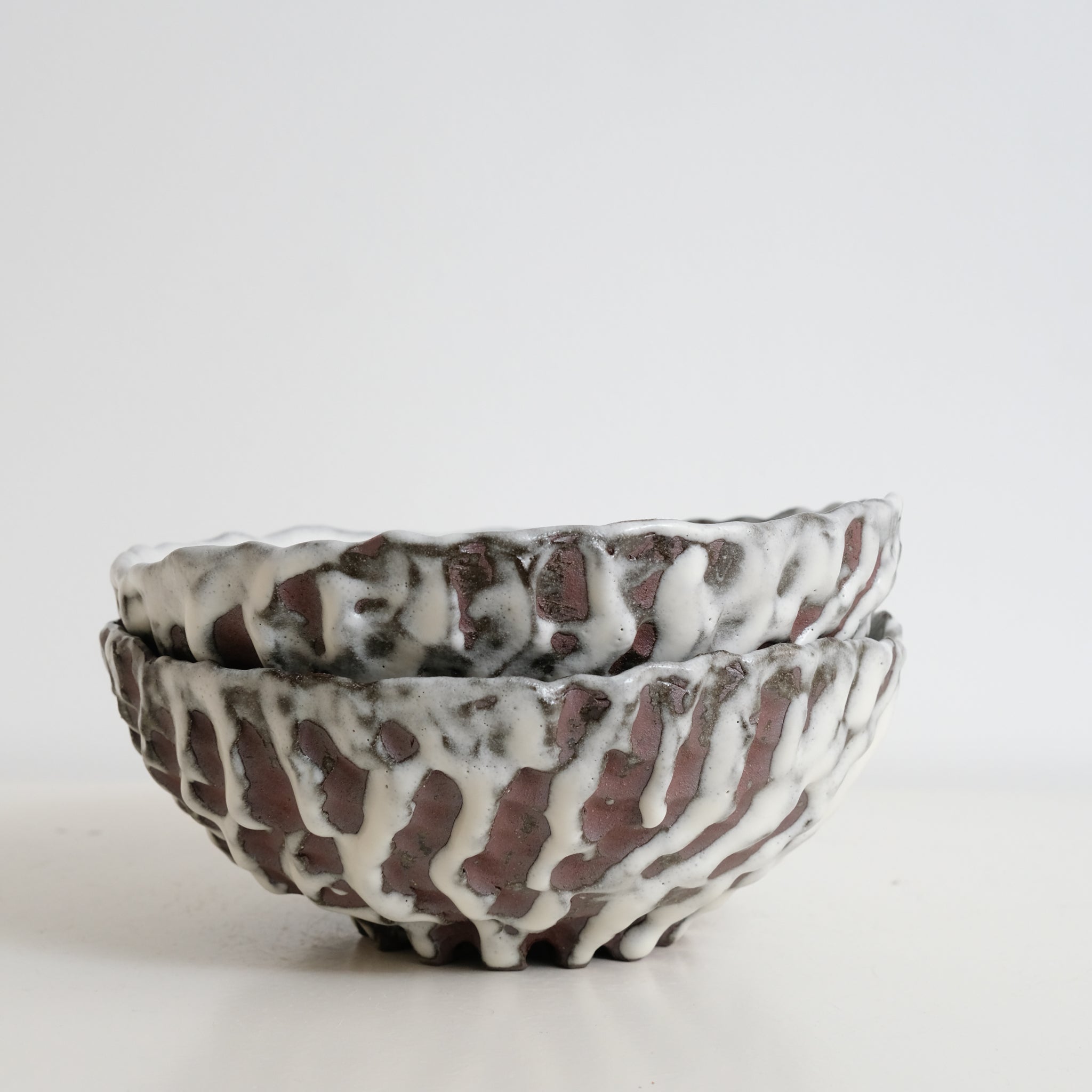 Assiette creuse en terre du Fuilet D 20cm - Blanc satiné de Marie Hulbert chez Brutal Ceramics