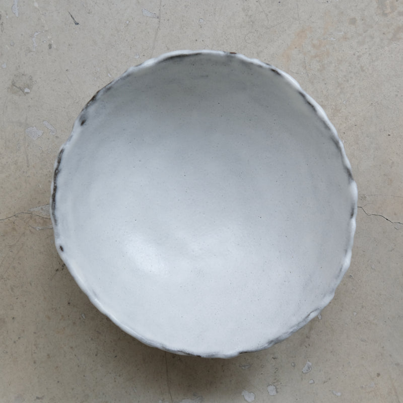 Assiette creuse en terre du Fuilet D 20cm - Blanc satiné de Marie Hulbert chez Brutal Ceramics