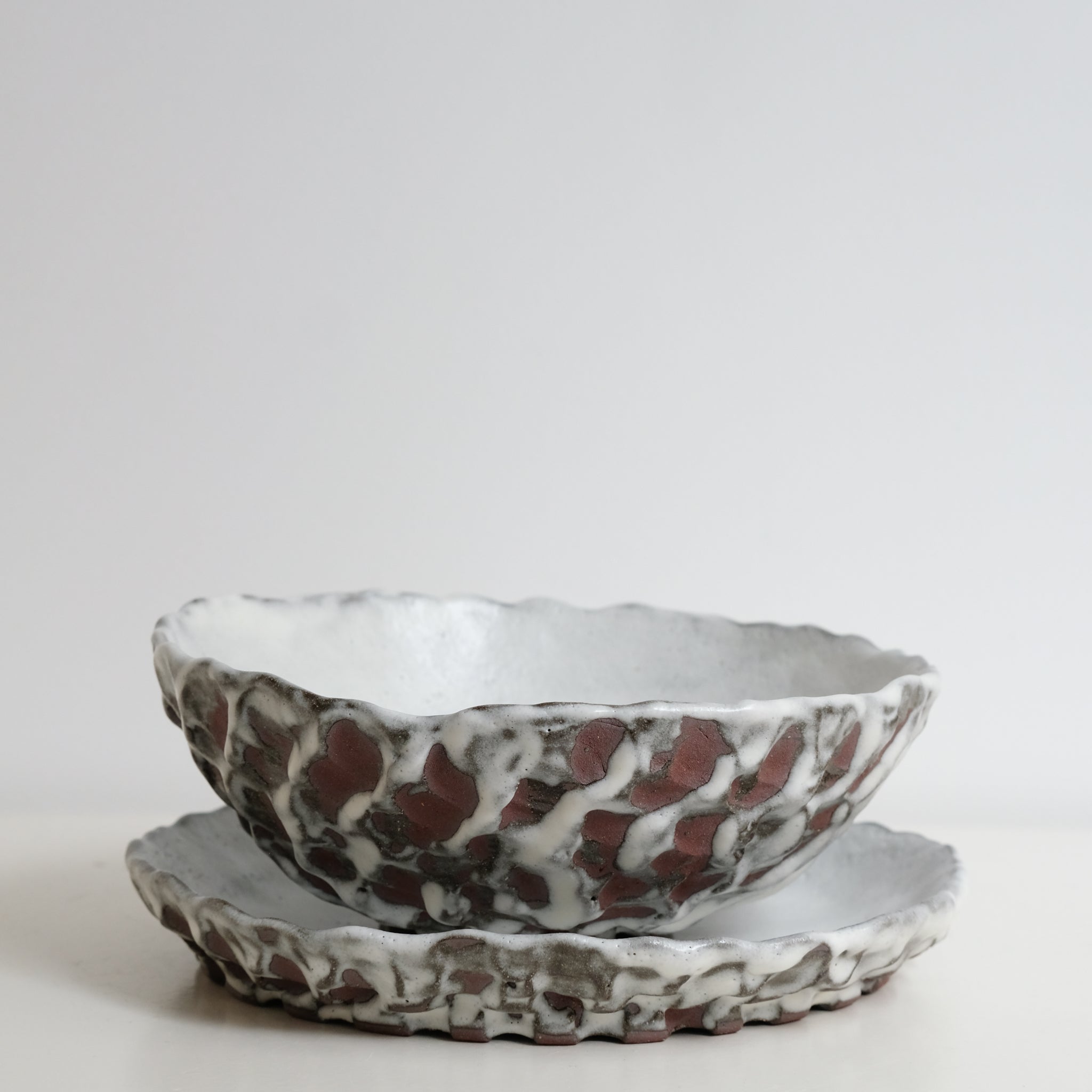 Assiette creuse en terre du Fuilet D 20cm - Blanc satiné de Marie Hulbert chez Brutal Ceramics