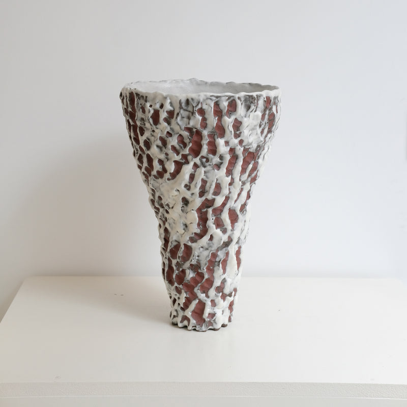 Vase en terre du Fuilet H 33cm - Blanc satiné de Marie Hulbert chez Brutal Ceramics