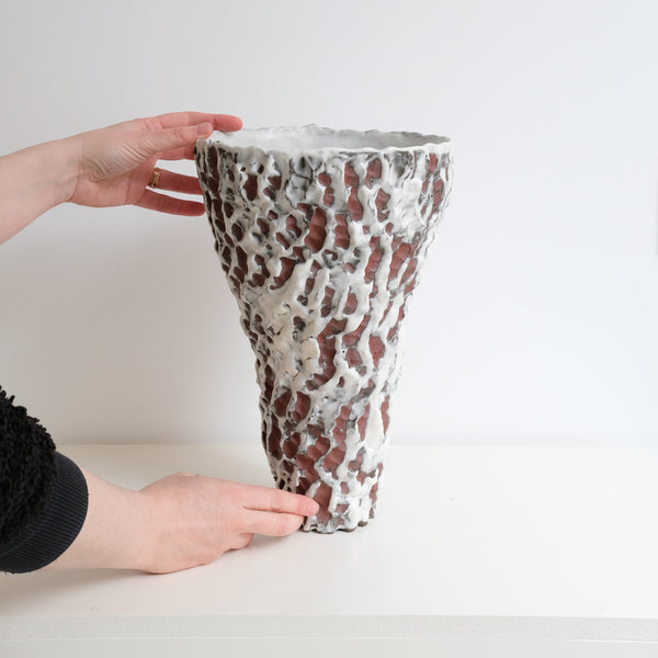 Vase en terre du Fuilet H 33cm - Blanc satiné de Marie Hulbert chez Brutal Ceramics