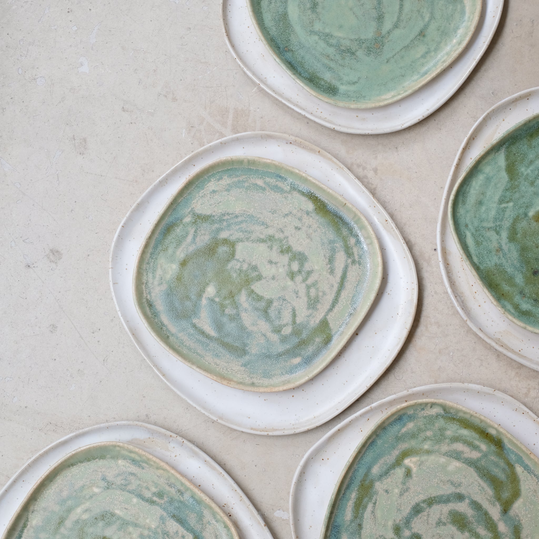 Assiette en grès pyrité D 27cm - blanc moucheté de Sonia Deleani chez Brutal Ceramics