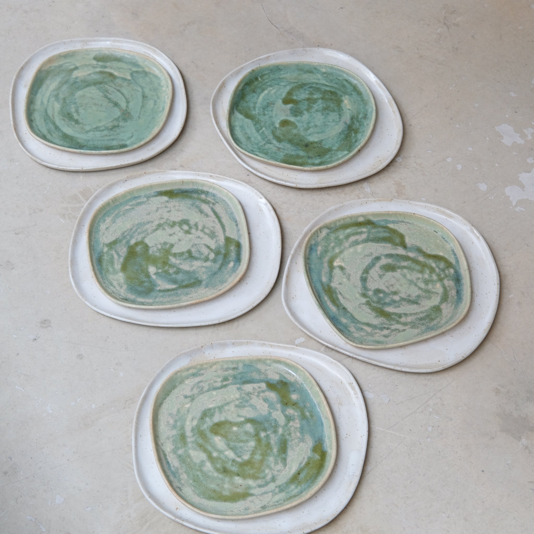 Assiette en grès pyrité D 22cm - Vert tendre de Sonia Deleani chez Brutal Ceramics