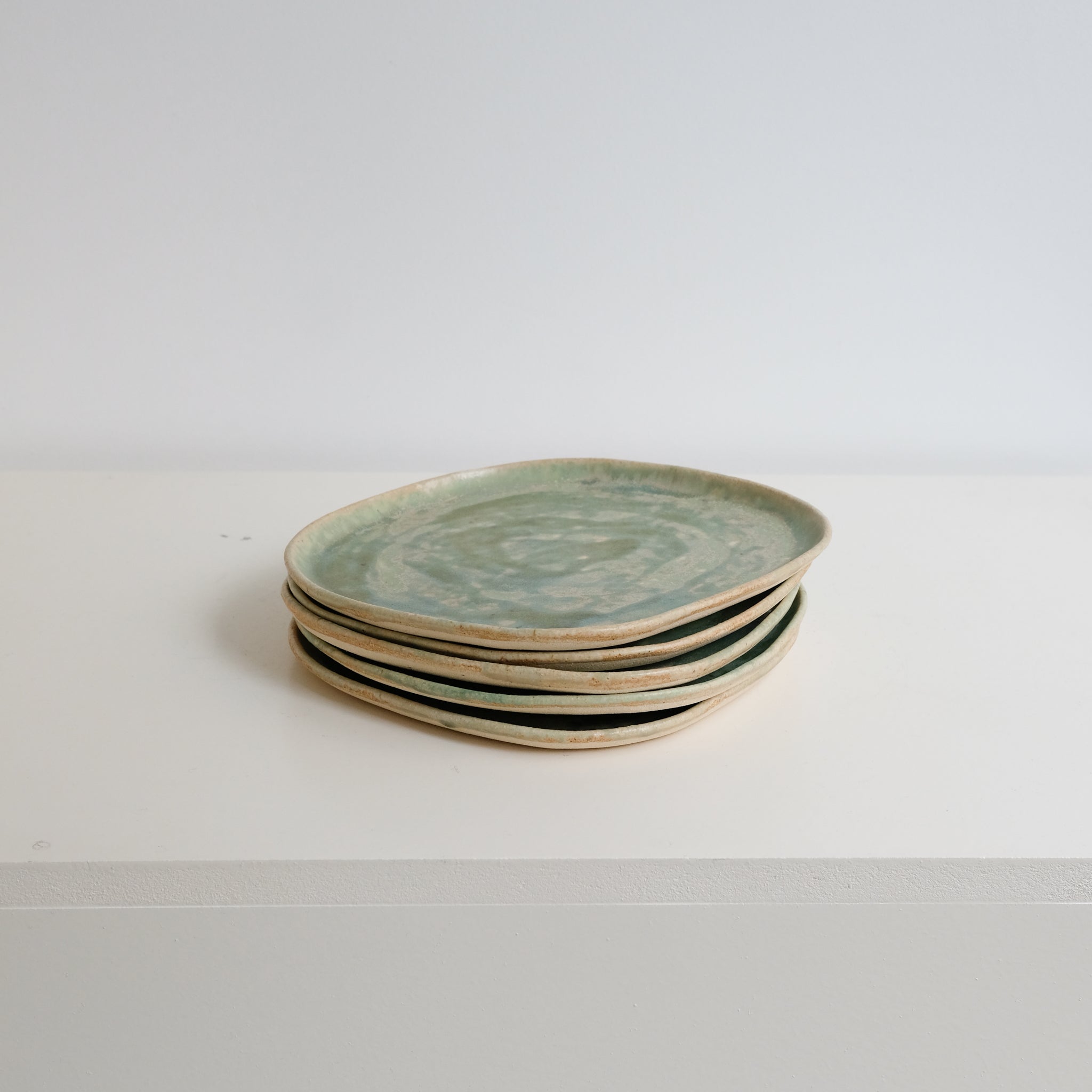Assiette en grès pyrité D 22cm - Vert tendre de Sonia Deleani chez Brutal Ceramics