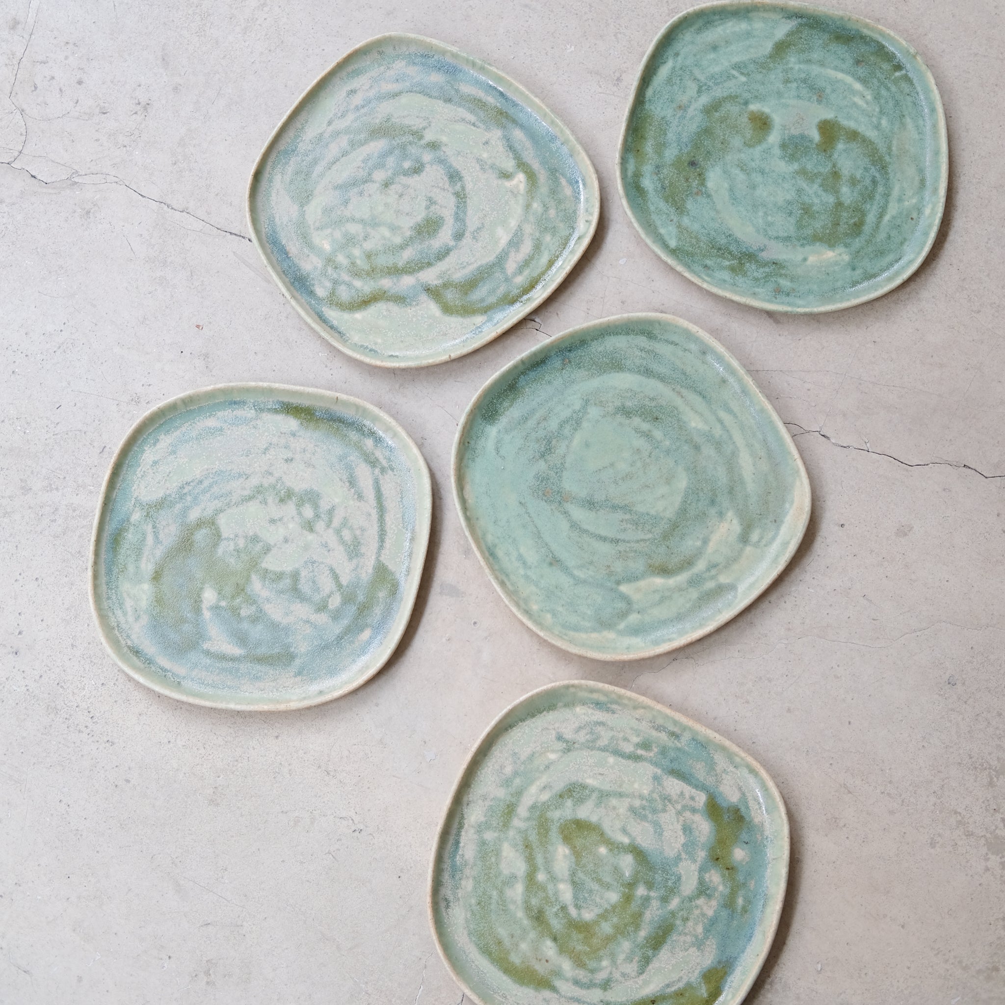 Assiette en grès pyrité D 22cm - Vert tendre de Sonia Deleani chez Brutal Ceramics