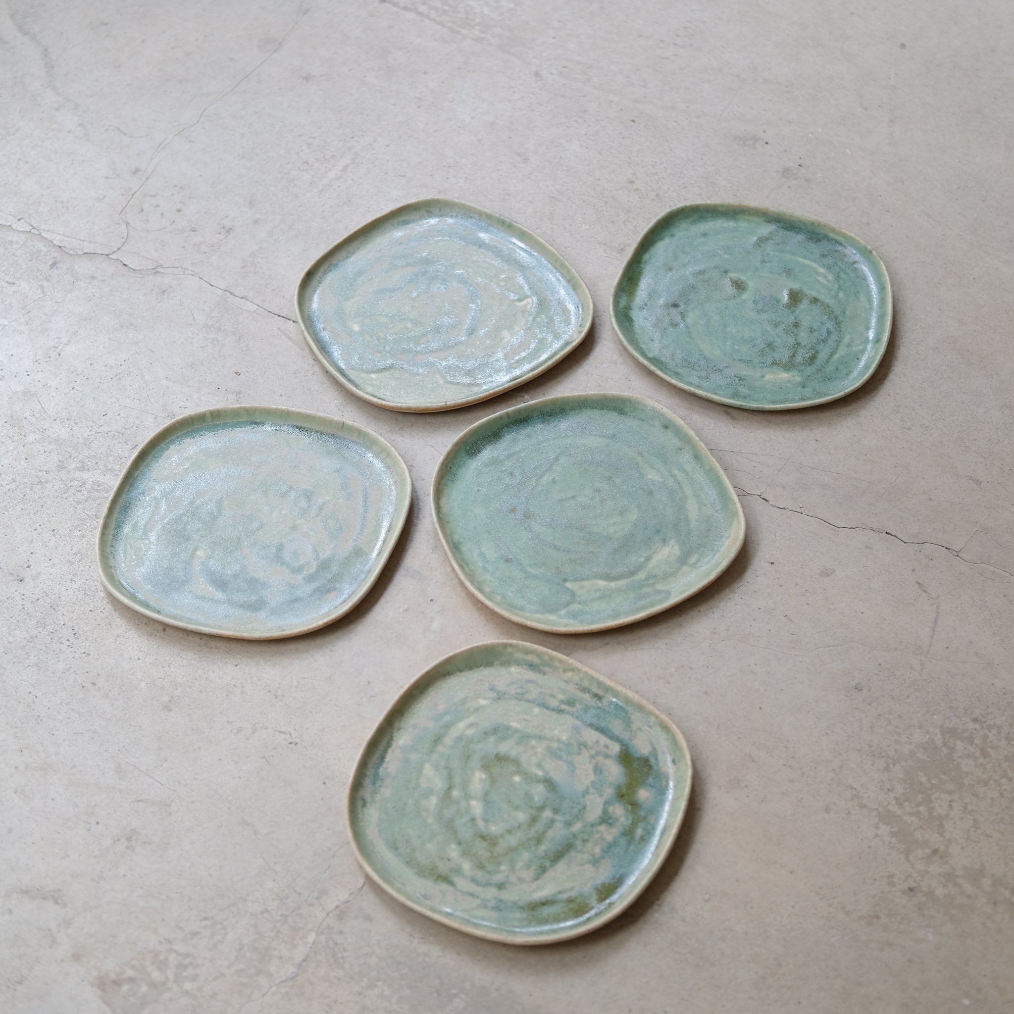 Assiette en grès pyrité D 22cm - Vert tendre de Sonia Deleani chez Brutal Ceramics
