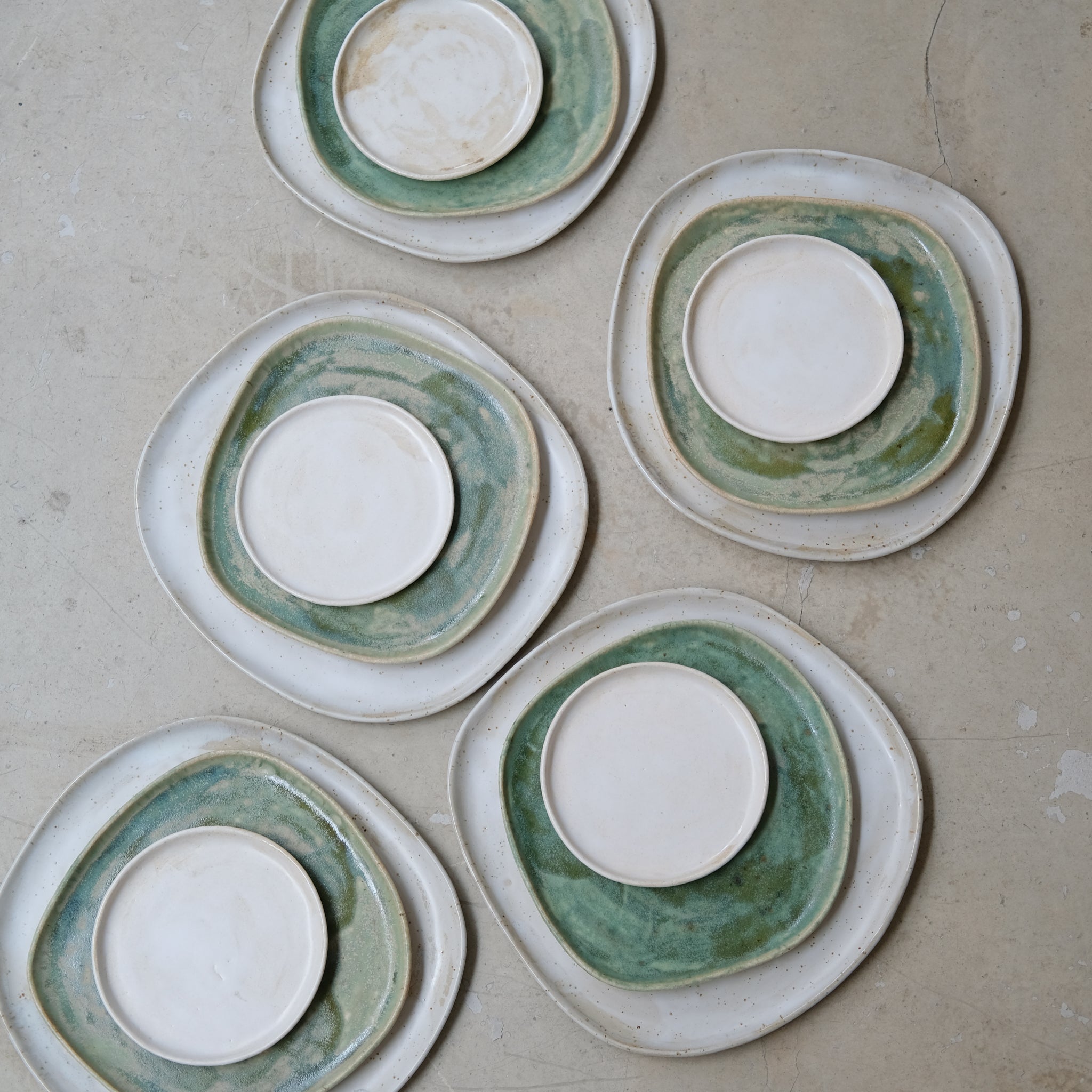 Assiette en grès pyrité D 22cm - Vert tendre de Sonia Deleani chez Brutal Ceramics