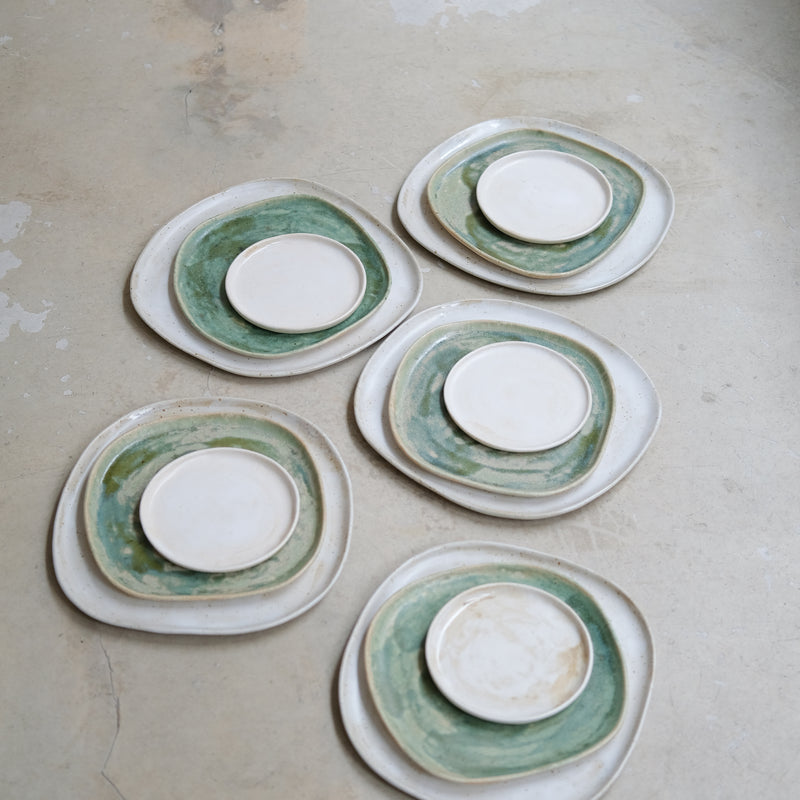 Assiette en grès pyrité D 22cm - Vert tendre de Sonia Deleani chez Brutal Ceramics