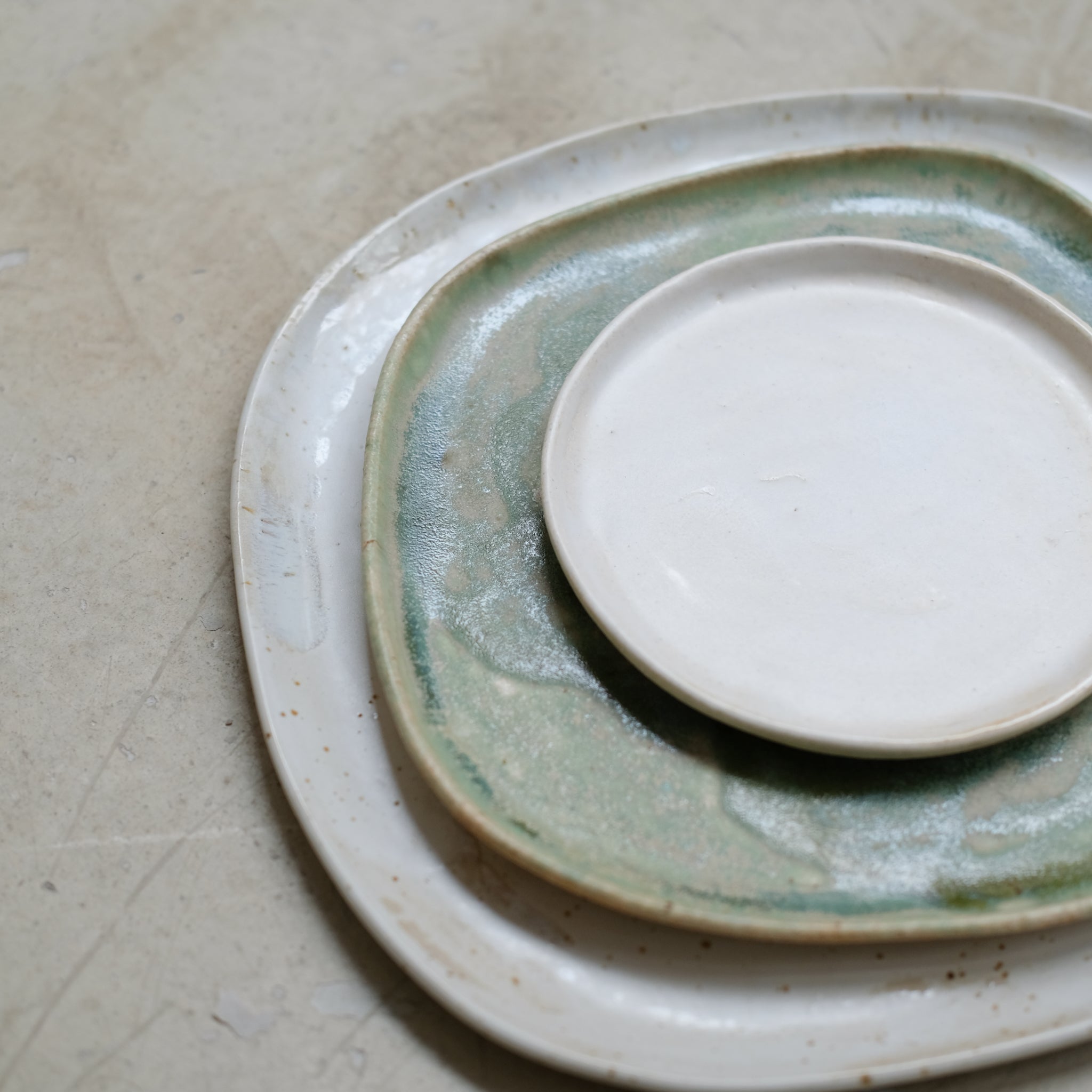 Assiette en grès pyrité D 27cm - blanc moucheté de Sonia Deleani chez Brutal Ceramics
