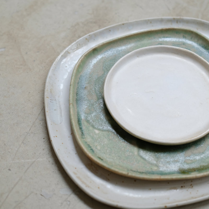 Assiette en grès pyrité D 22cm - Vert tendre de Sonia Deleani chez Brutal Ceramics