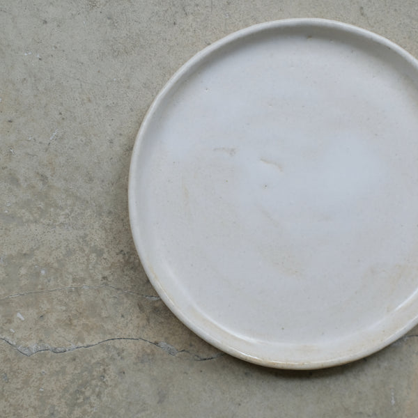 Assiette en grès D 13,5cm - Blanc satiné de Sonia Deleani chez Brutal Ceramics