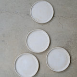 Assiette en grès D 13,5cm - Blanc satiné de Sonia Deleani chez Brutal Ceramics