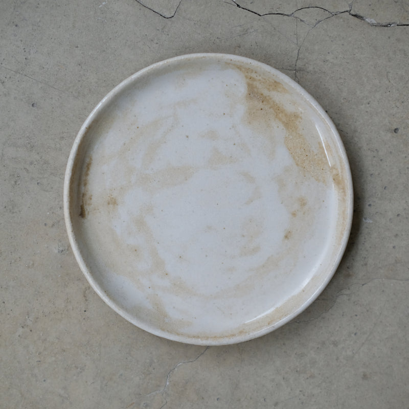 Assiette en grès D 13,5cm - Blanc crème de Sonia Deleani chez Brutal Ceramics