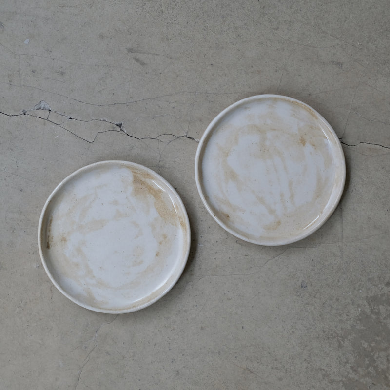 Assiette en grès D 13,5cm - Blanc crème de Sonia Deleani chez Brutal Ceramics