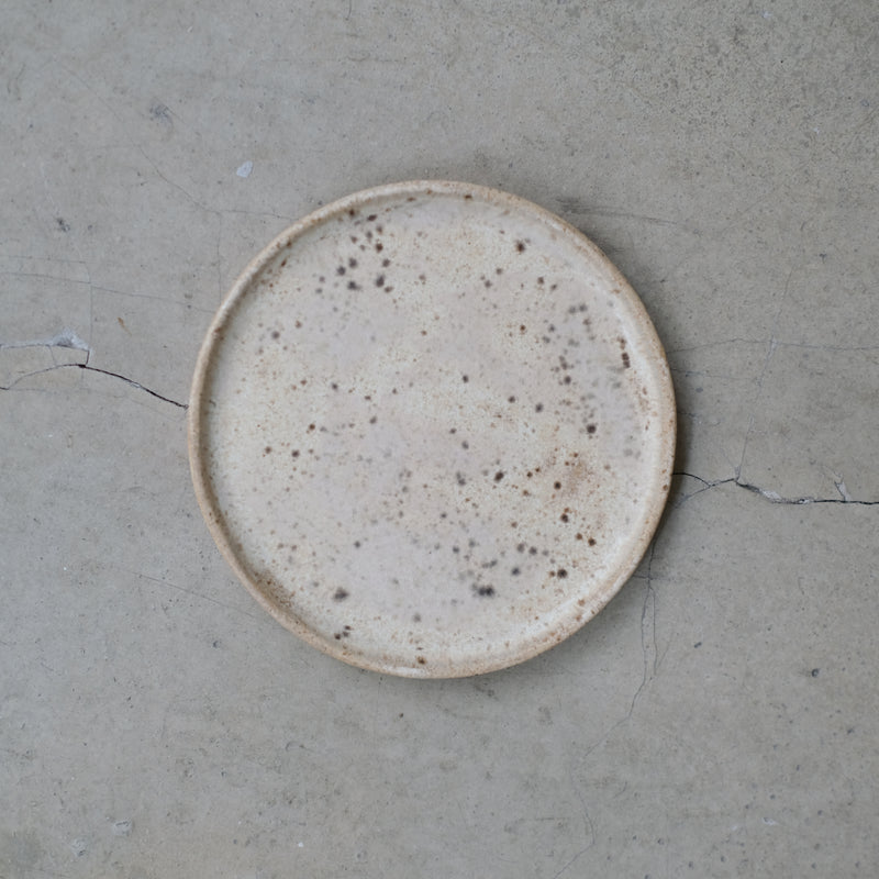 Assiette en grès D 13,5cm - Beige moucheté de Sonia Deleani chez Brutal Ceramics