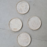 Assiette en grès D 13,5cm - Beige moucheté de Sonia Deleani chez Brutal Ceramics