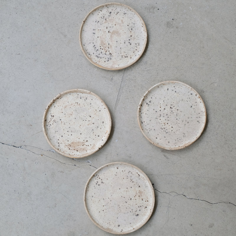 Assiette en grès D 13,5cm - Beige moucheté de Sonia Deleani chez Brutal Ceramics