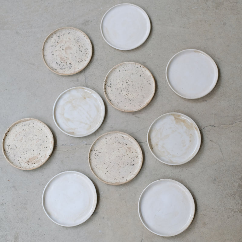 Assiette en grès D 13,5cm - Beige moucheté de Sonia Deleani chez Brutal Ceramics