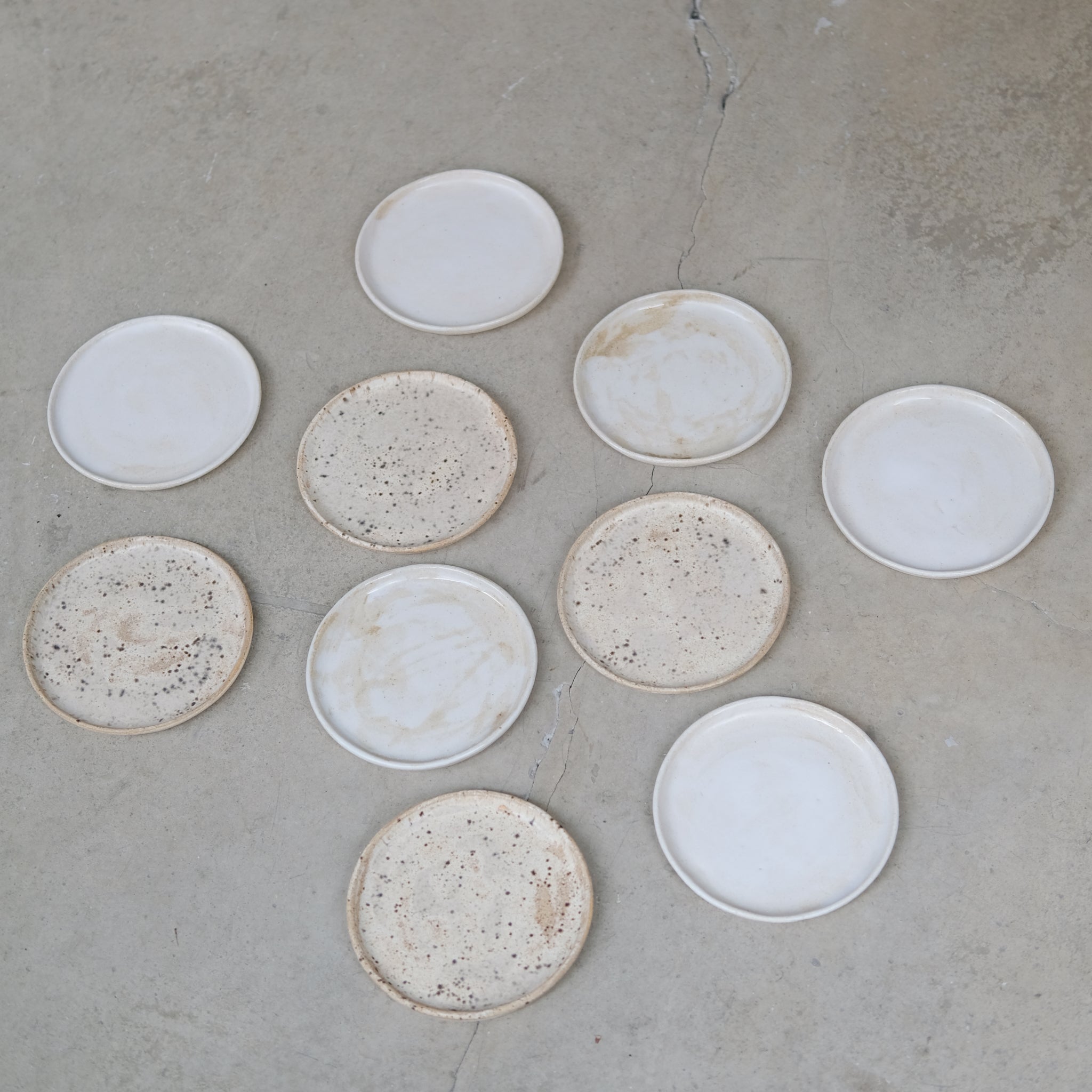 Assiette en grès D 13,5cm - Blanc satiné de Sonia Deleani chez Brutal Ceramics