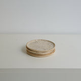 Assiette en grès D 13,5cm - Beige moucheté de Sonia Deleani chez Brutal Ceramics