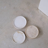 Assiette en grès D 13,5cm - Beige moucheté de Sonia Deleani chez Brutal Ceramics