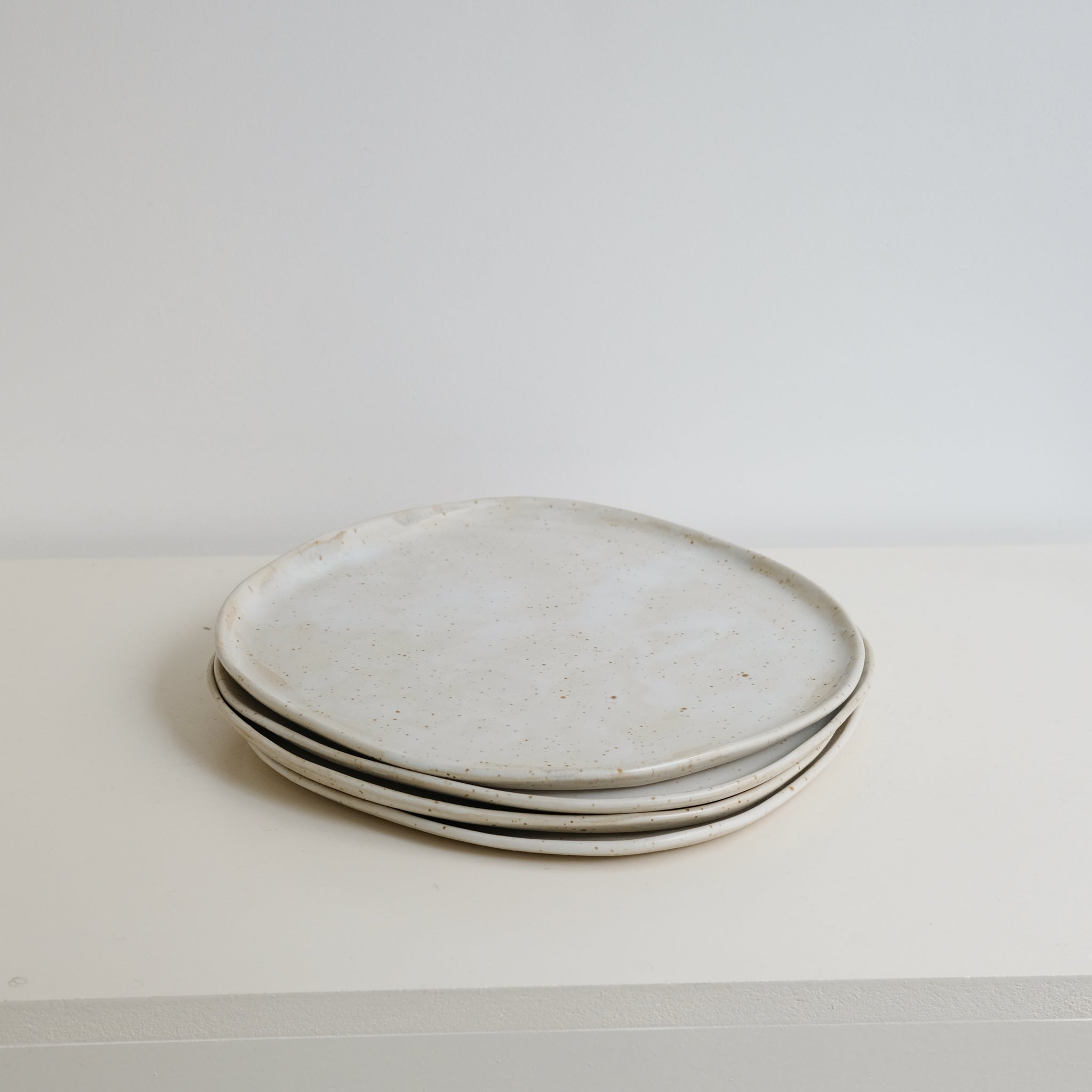 Assiette en grès pyrité D 27cm - blanc moucheté de Sonia Deleani chez Brutal Ceramics