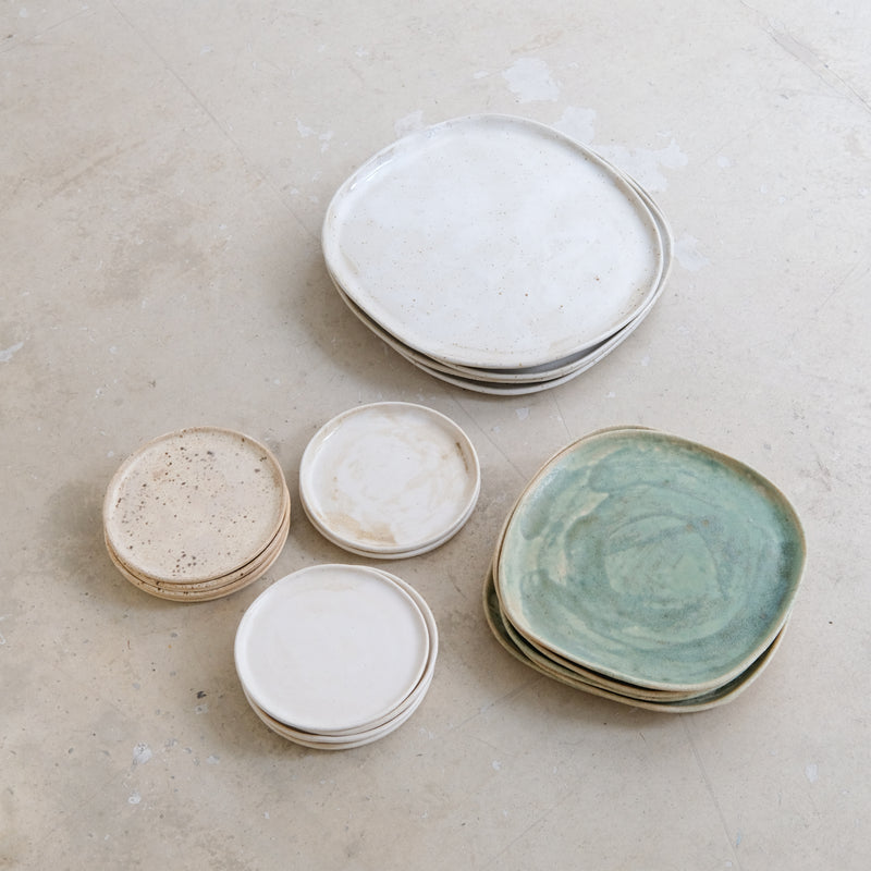 Assiette en grès D 13,5cm - Beige moucheté de Sonia Deleani chez Brutal Ceramics