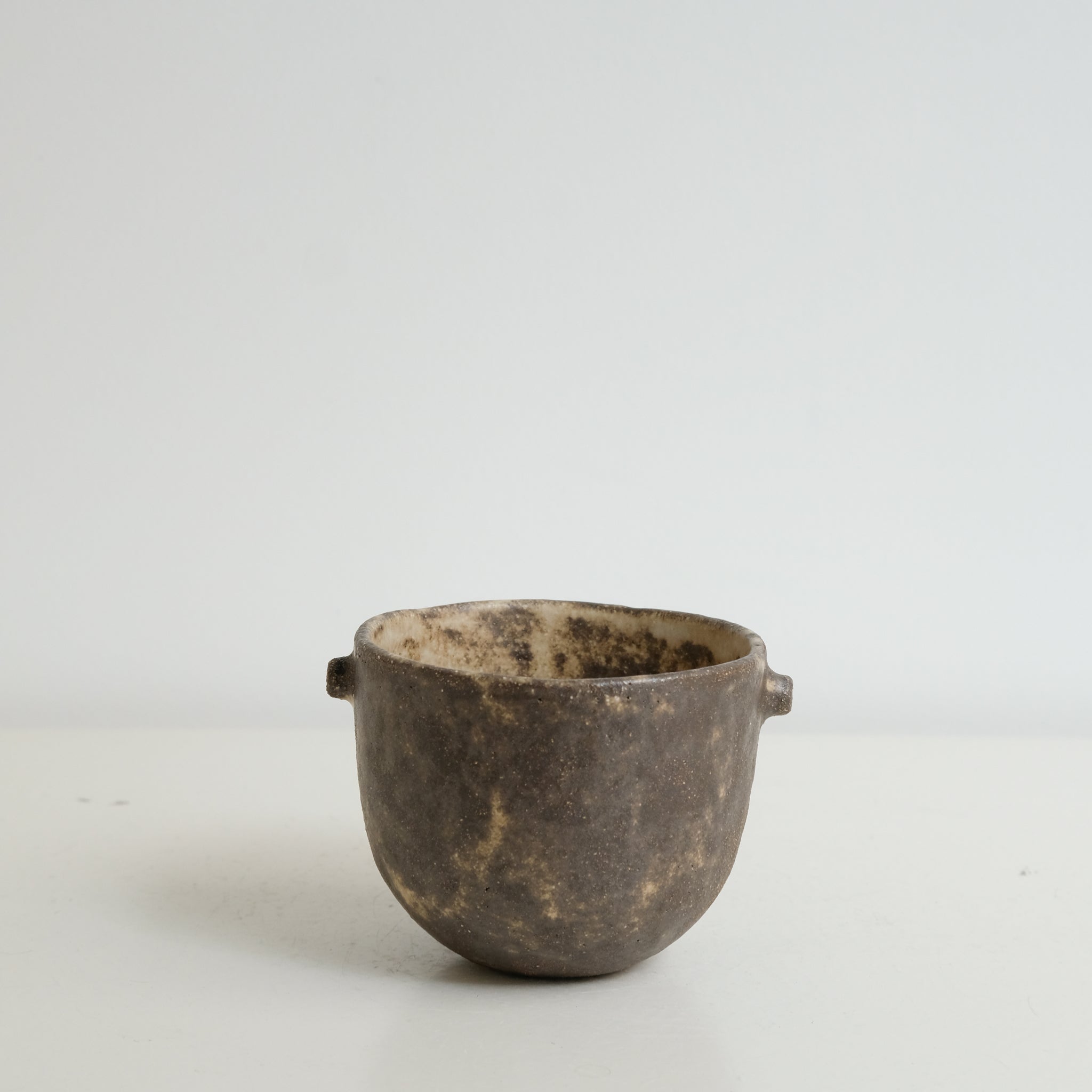 Tasse en grès noir 210ml - Chocolat beige Sonia Deleani chez Brutal Ceramics