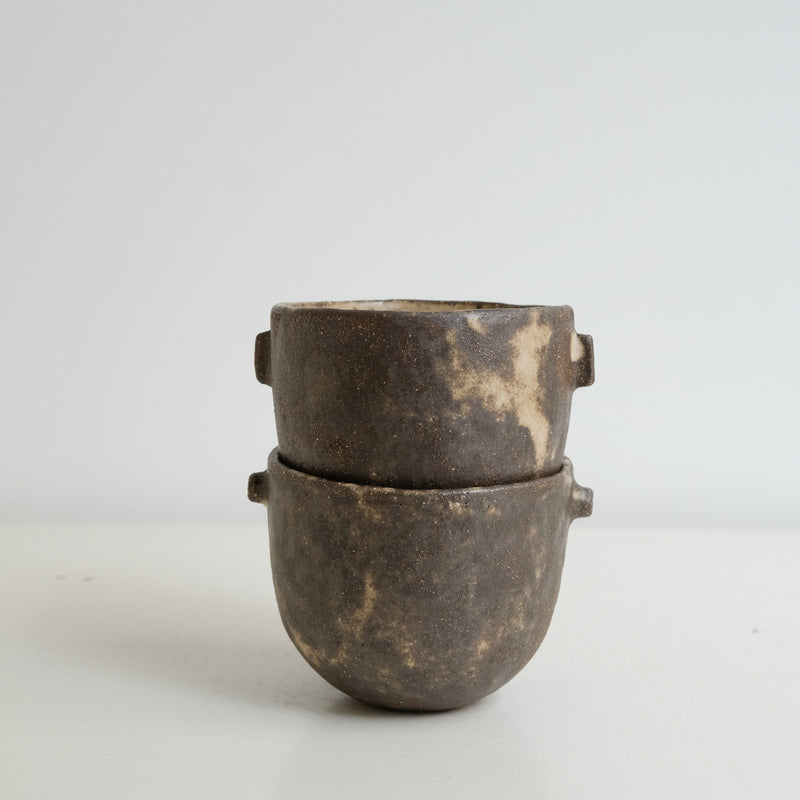 Tasse en grès noir 210ml - Chocolat beige Sonia Deleani chez Brutal Ceramics