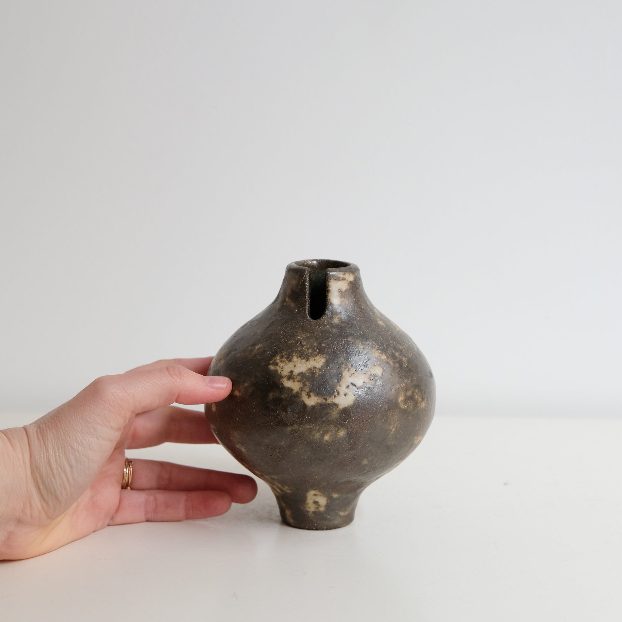 Vase "Bobine" en grès roux H 14,5cm - Chocolat beige de Sonia Deleani chez Brutal Ceramics