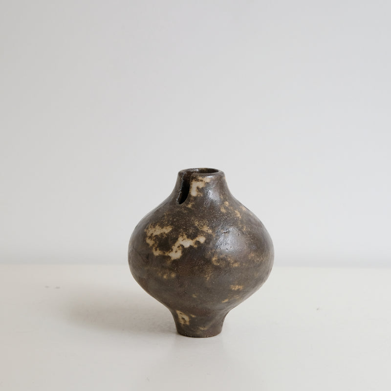 Vase "Bobine" en grès roux H 14,5cm - Chocolat beige de Sonia Deleani chez Brutal Ceramics