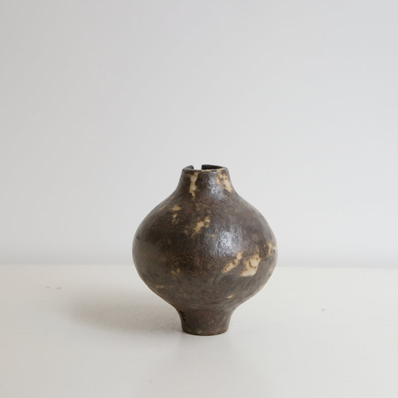 Vase "Bobine" en grès roux H 14,5cm - Chocolat beige de Sonia Deleani chez Brutal Ceramics