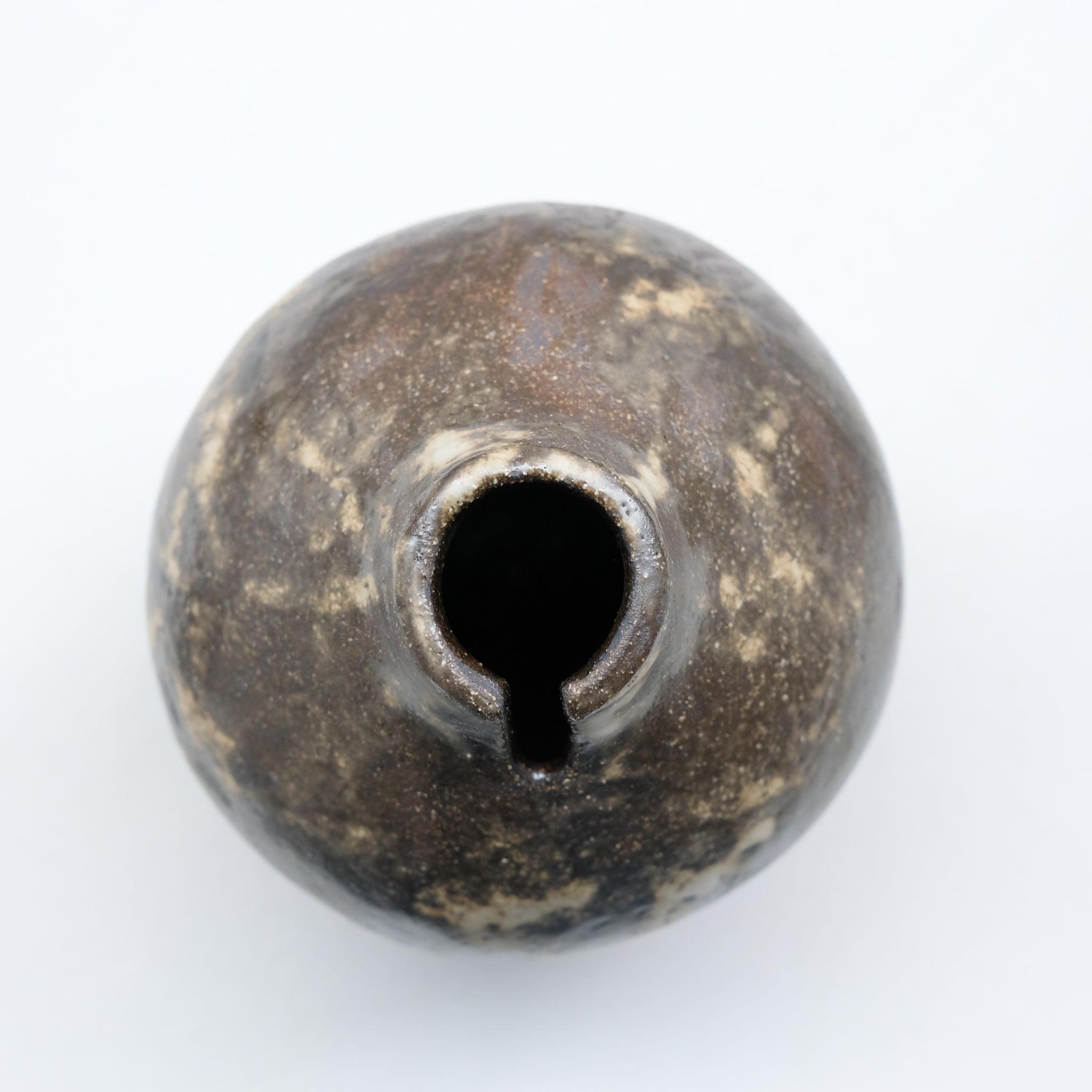 Vase "Bobine" en grès roux H 14,5cm - Chocolat beige de Sonia Deleani chez Brutal Ceramics
