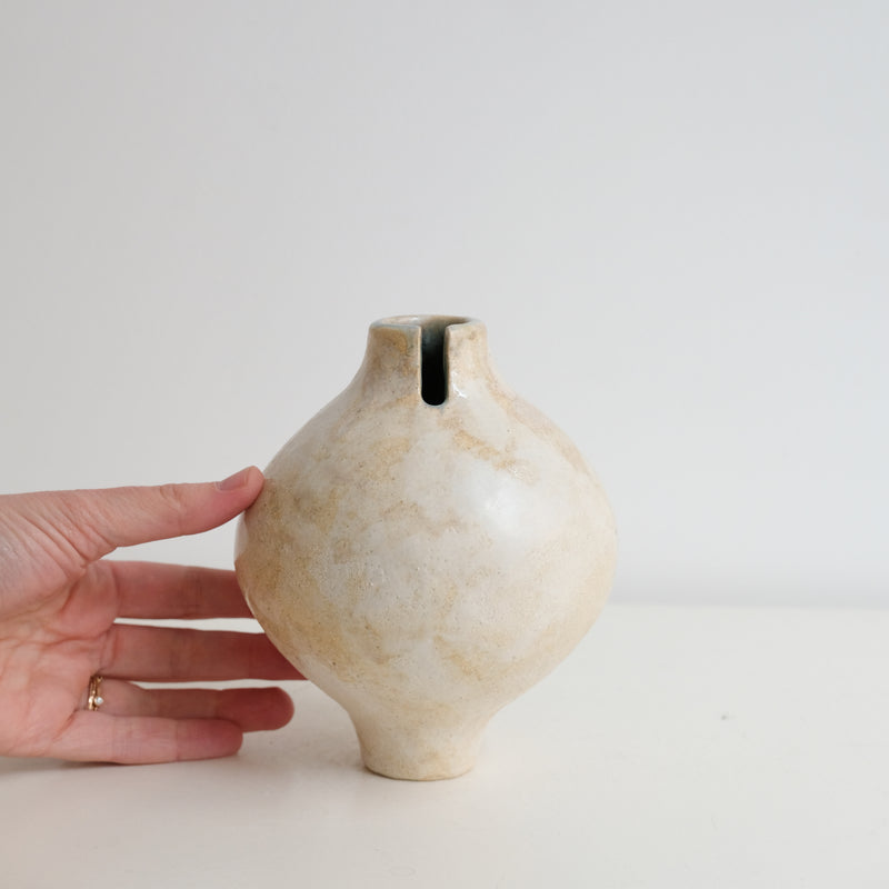 Vase "Bobine" en grès blanc H 15,5cm - Blanc Crème de Sonia Deleani chez Brutal Ceramics