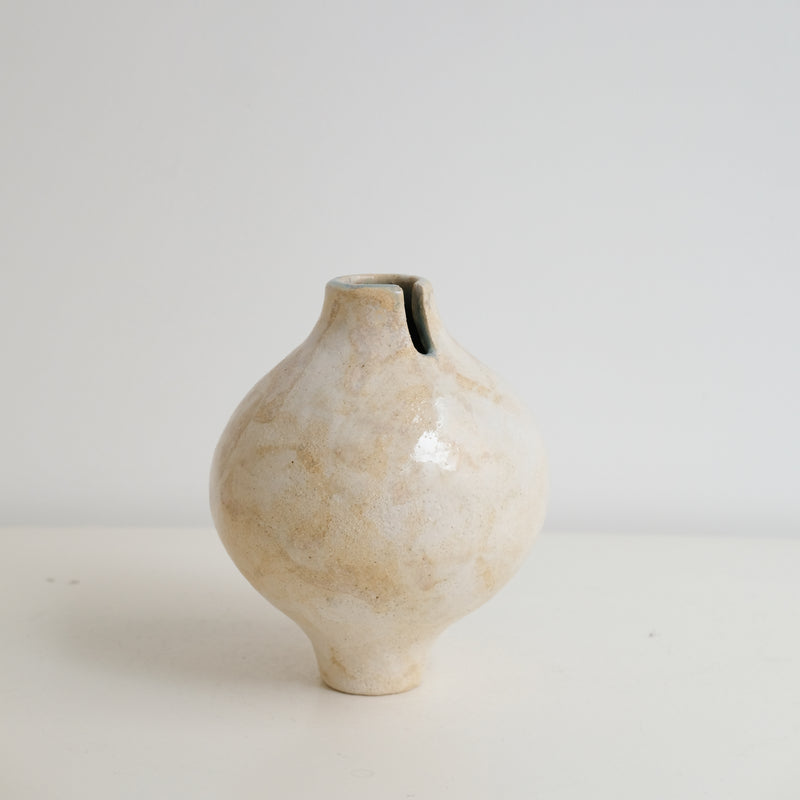 Vase "Bobine" en grès blanc H 15,5cm - Blanc Crème de Sonia Deleani chez Brutal Ceramics