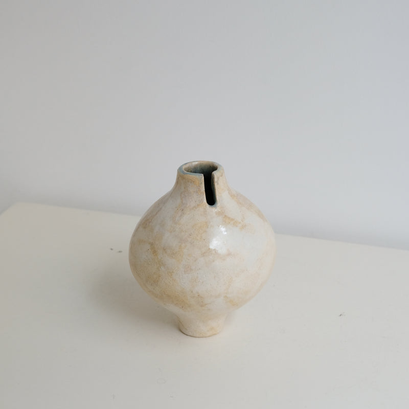 Vase "Bobine" en grès blanc H 15,5cm - Blanc Crème de Sonia Deleani chez Brutal Ceramics