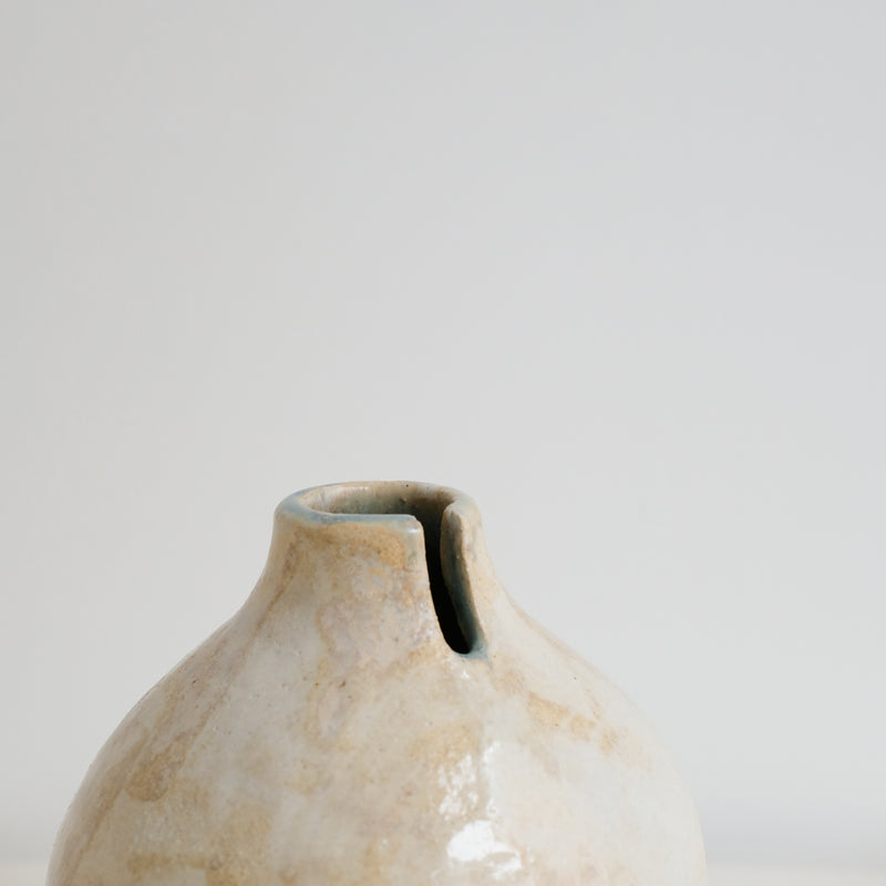 Vase "Bobine" en grès blanc H 15,5cm - Blanc Crème de Sonia Deleani chez Brutal Ceramics