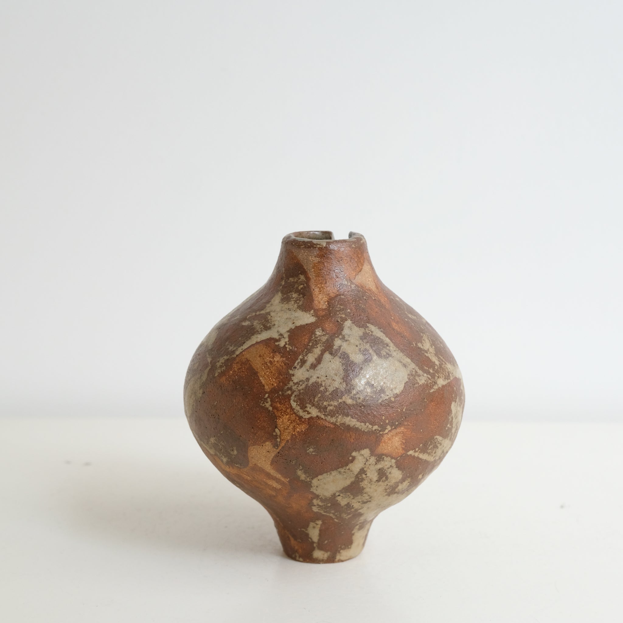 Vase "Bobine" en grès roux H 14cm - Brun beige de Sonia Deleani chez Brutal Ceramics