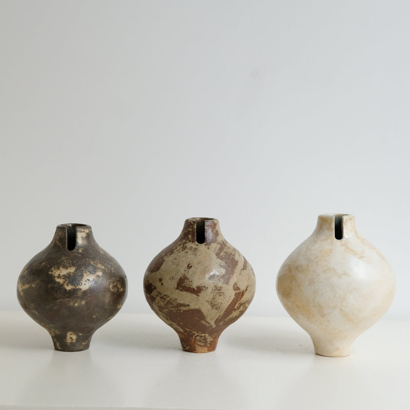 Vase "Bobine" en grès roux H 14cm - Brun beige de Sonia Deleani chez Brutal Ceramics